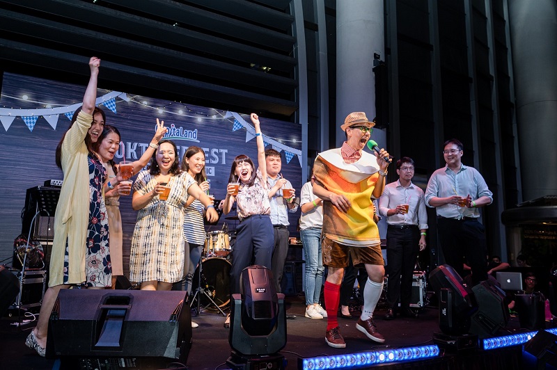 Oktoberfest event emcee singapore lester leo