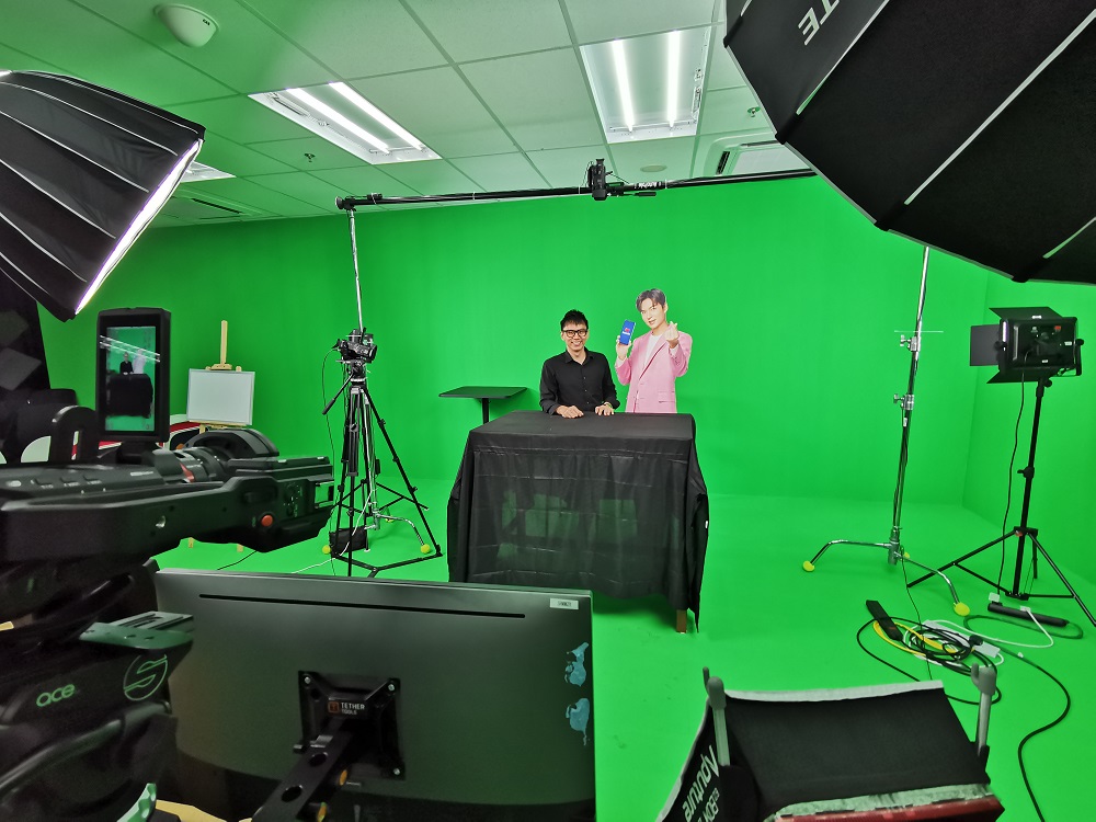 Virtual event emcee lester leo - in lazlive green screen studio