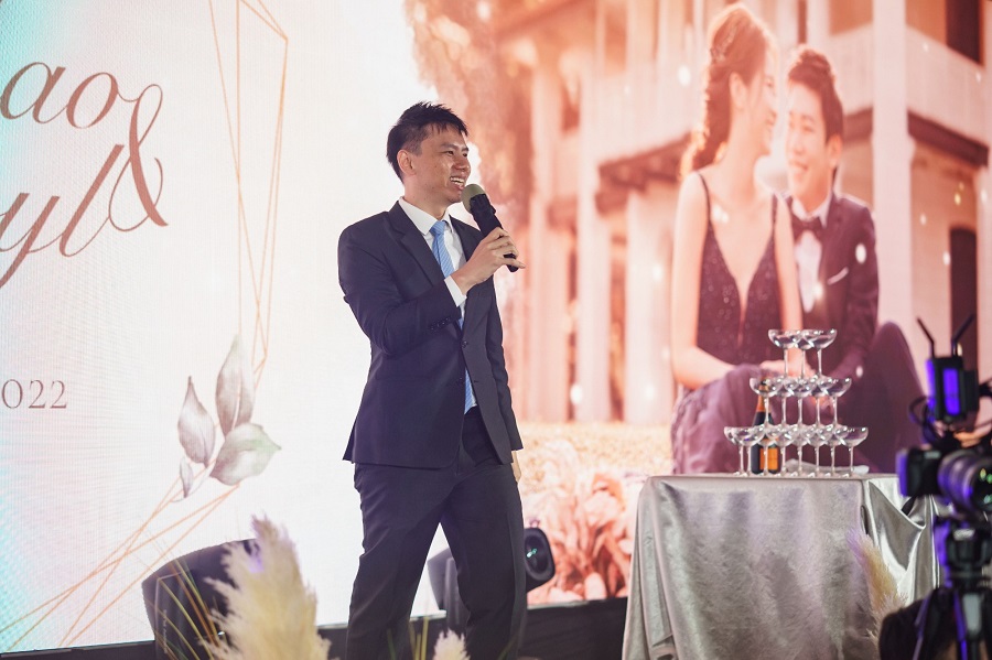 best Wedding emcee in singapore - emcee lester leo
