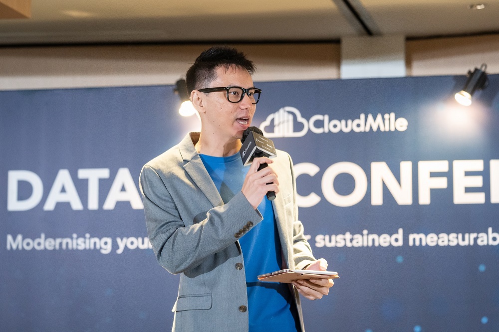Cloudmile Data Lab conference - sg emcee lester leo